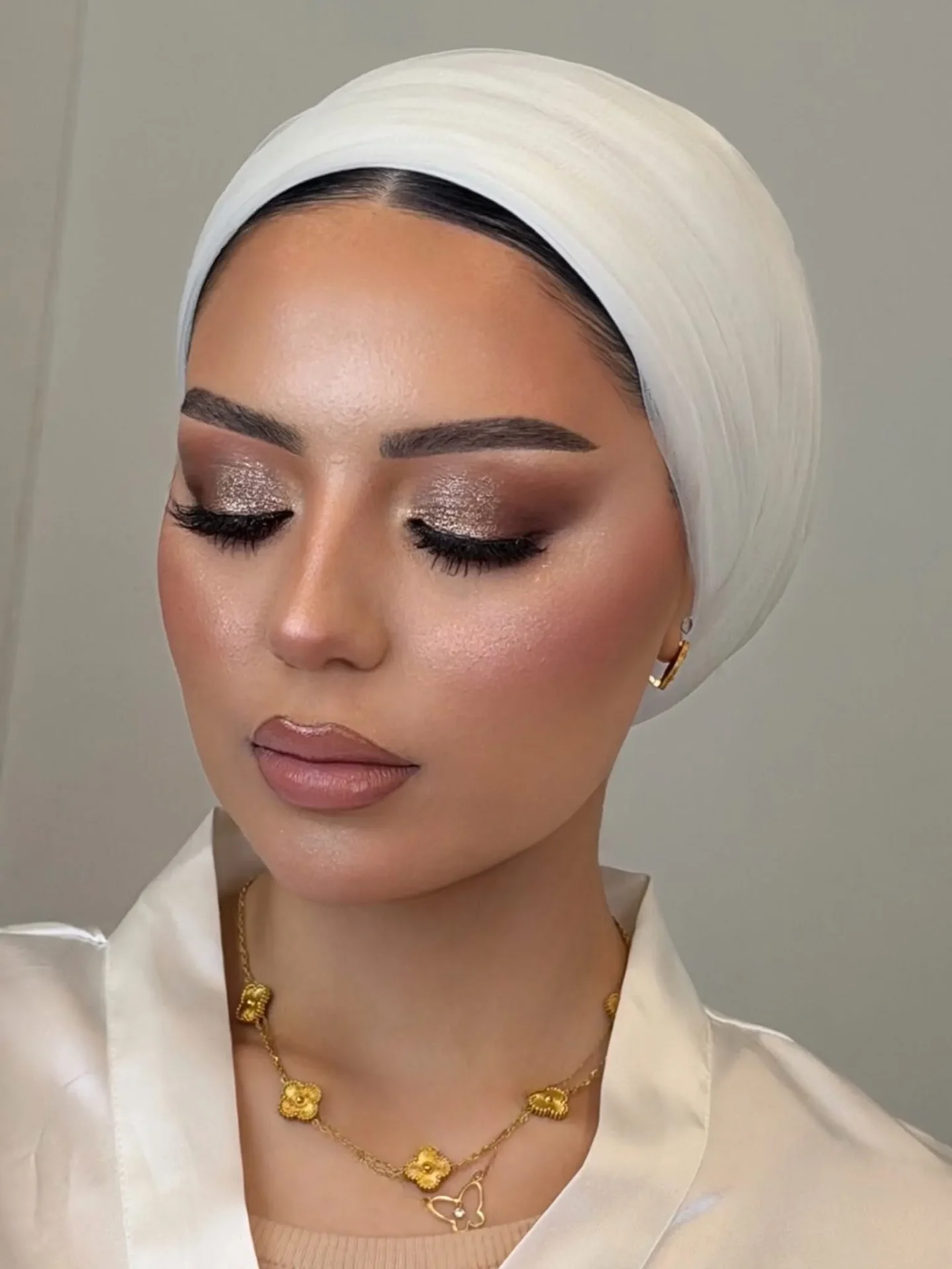 Smokey eye i varma nyanser med skimrande highlight